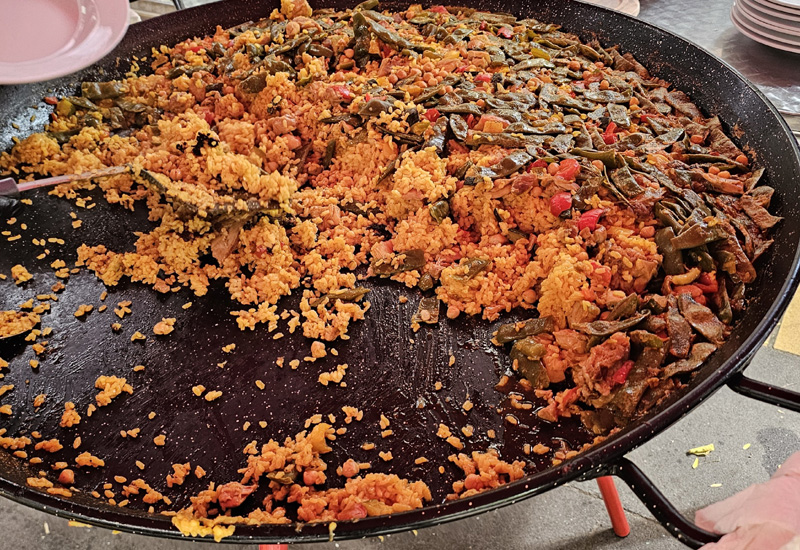Paella essen in der Moabiter Nachbarschaft